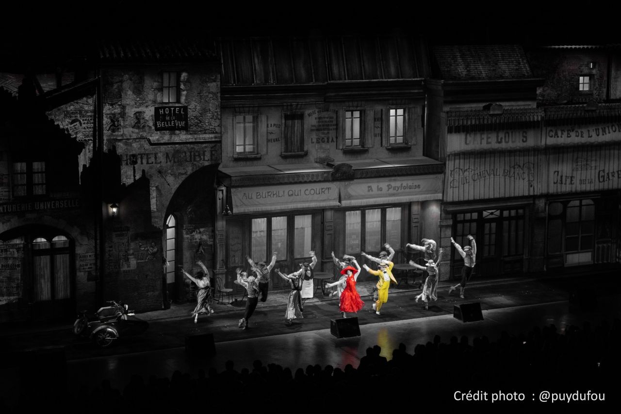 Le Mime et l’Étoile — scène dansée. Crédit photo : @puydufou.